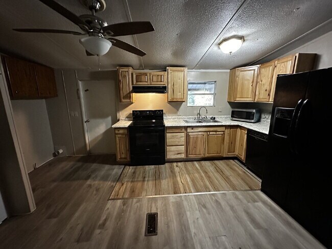 Building Photo - 3 Bedroom 2 Bath home on a corner lot in Anacoco, LA