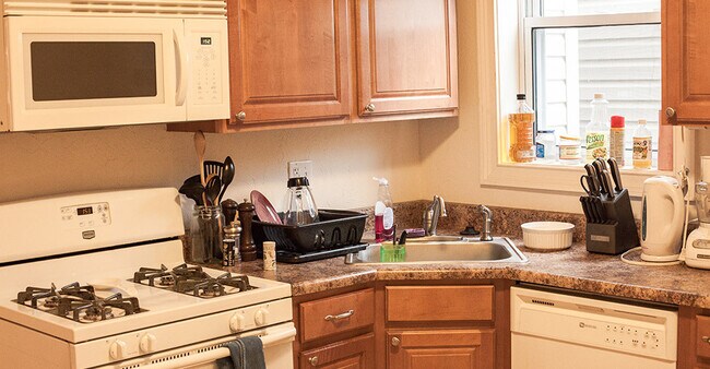 Building Photo - Southside 3 bed / 3 full bathrooms!  Centr...