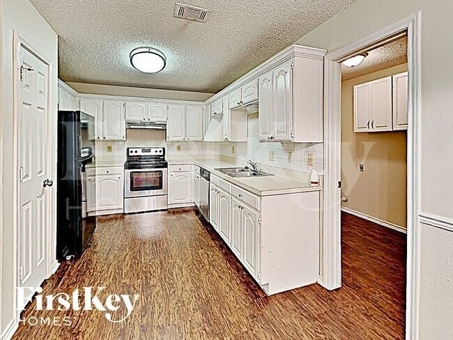 Foto del edificio - 811 W Lynn Creek Dr