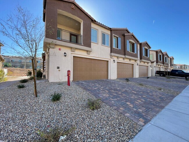 Building Photo - GATED 2 BED 2.5 BATH 2 CAR GARAGE 2FLOOR C...