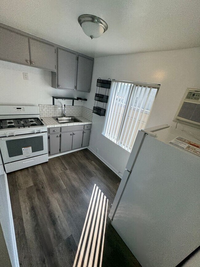 Foto del edificio - 2116-2118 E. Cesar Chavez Avenue