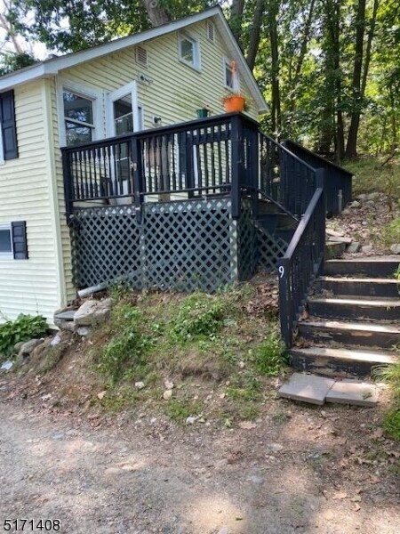 Building Photo - 9 Woods Dr