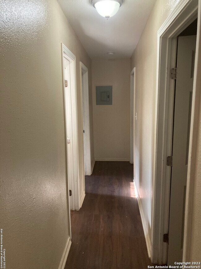 Building Photo - 1606 Alametos-