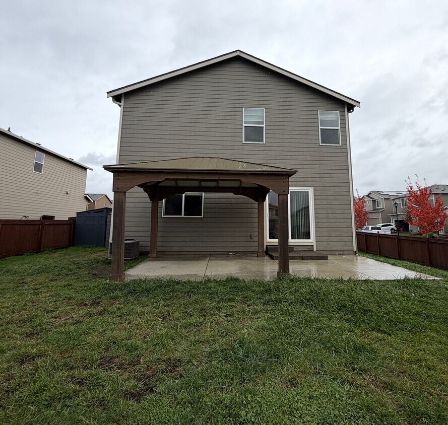 Building Photo - Lovely 5 BD | 3 BA | Loft | Main-Level Sui...