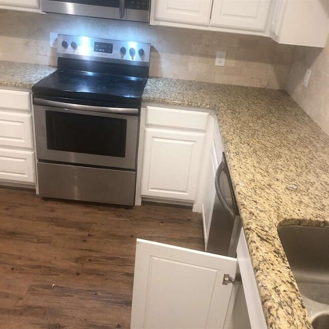 Building Photo - 921 W Day St