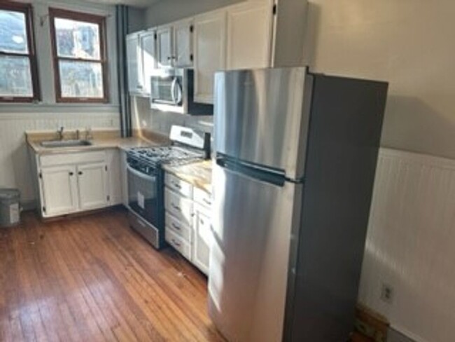 Building Photo - 3 bedroom home available in Allentown Hist...