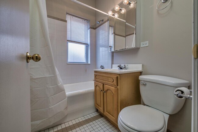 Foto del edificio - 738 W Briar Pl