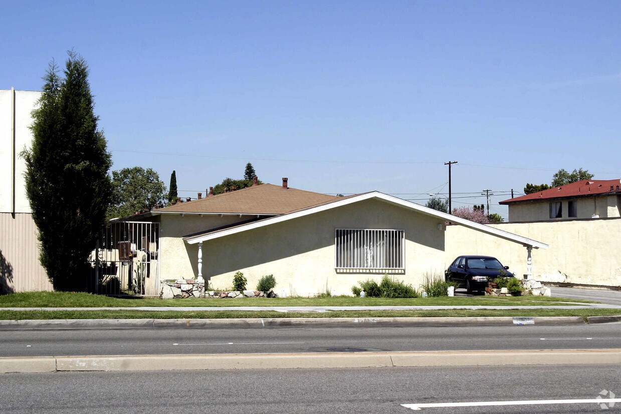 Foto principal - 11901 Pioneer Blvd