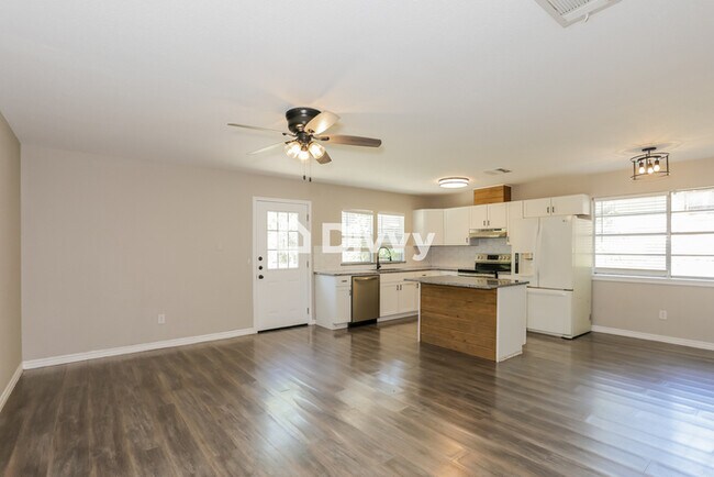 Foto del edificio - 1112 Lakewood Cir
