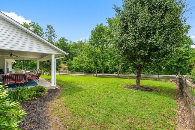 Foto del edificio - 519 Country Oaks Dr