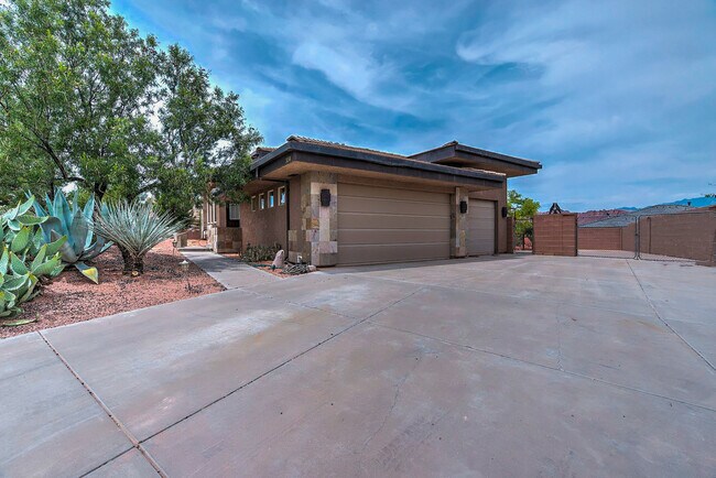 Foto del edificio - Gorgeous, Custom 4 bed, 3 bath Pet-Friendl...