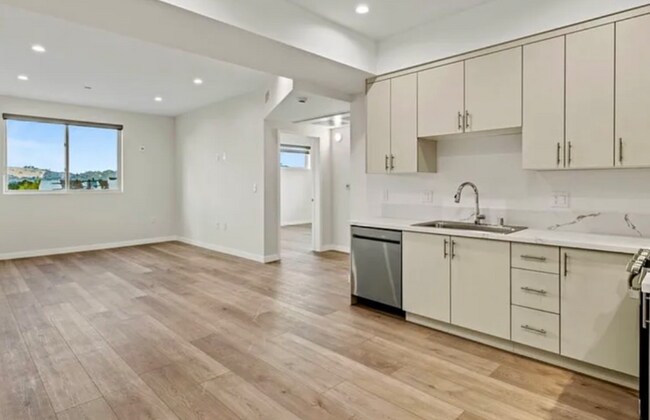 Building Photo - 423 Oak St