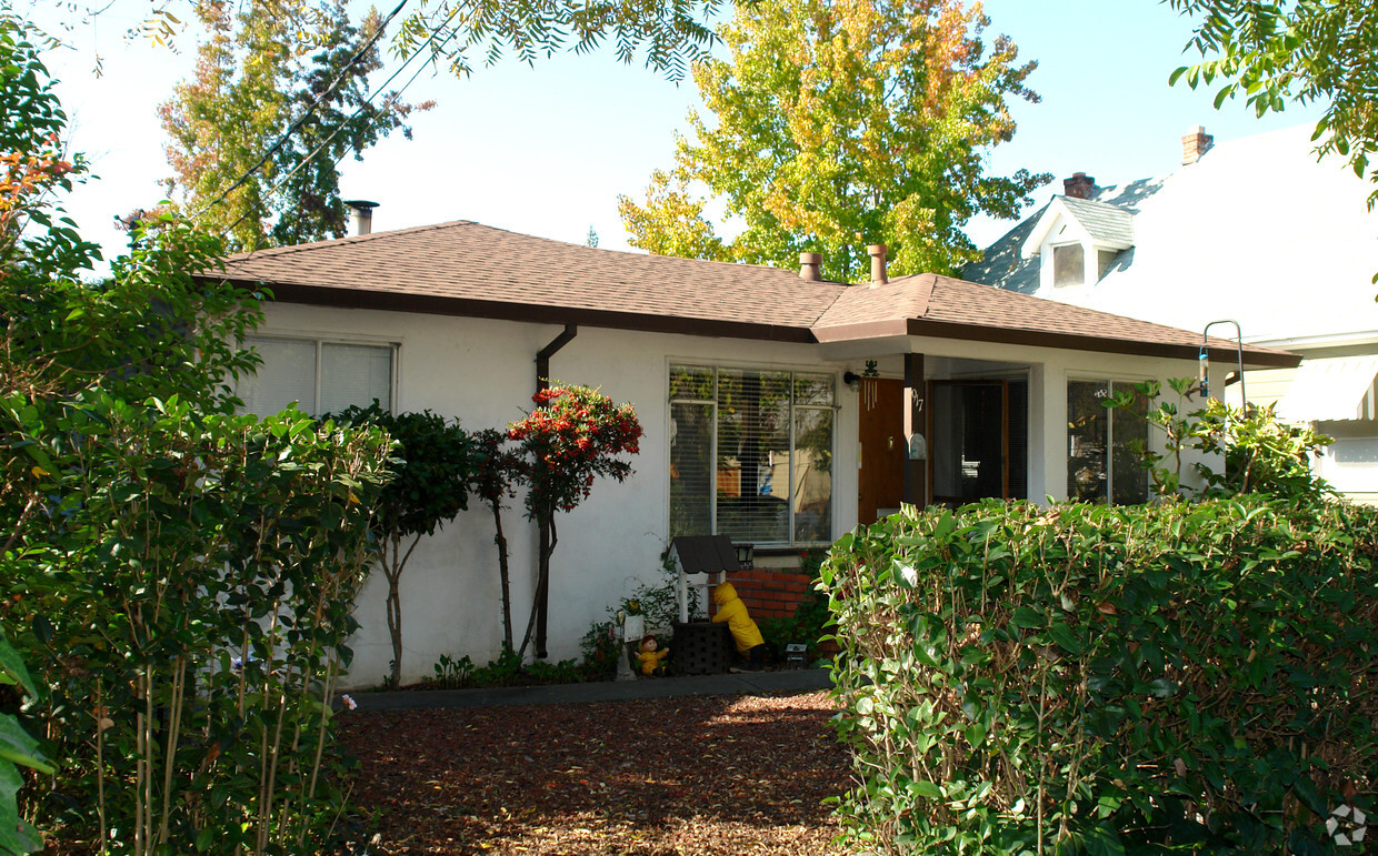 Building Photo - 917 Stewart St