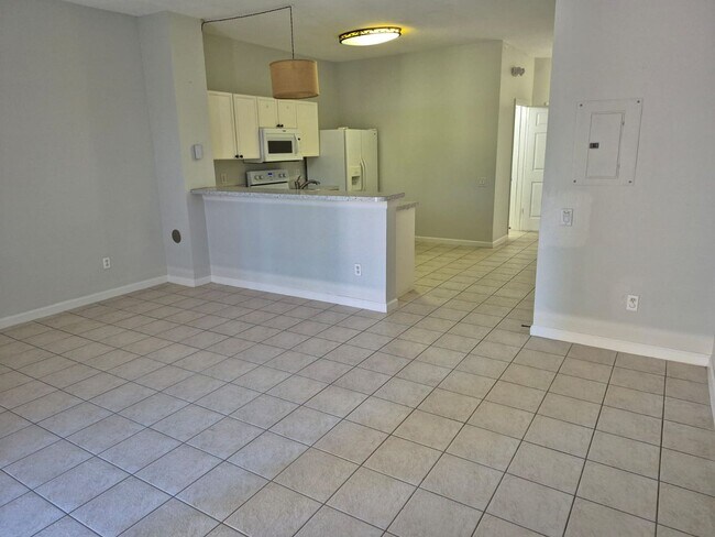 Building Photo - Large 3 bedrooms 3 Baths with a private pool