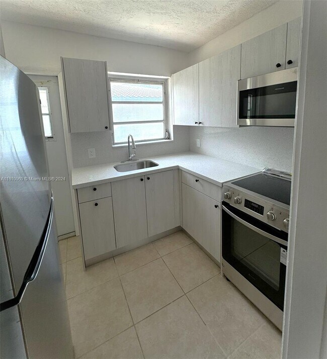 Foto del edificio - 2423 SW 16th Ct