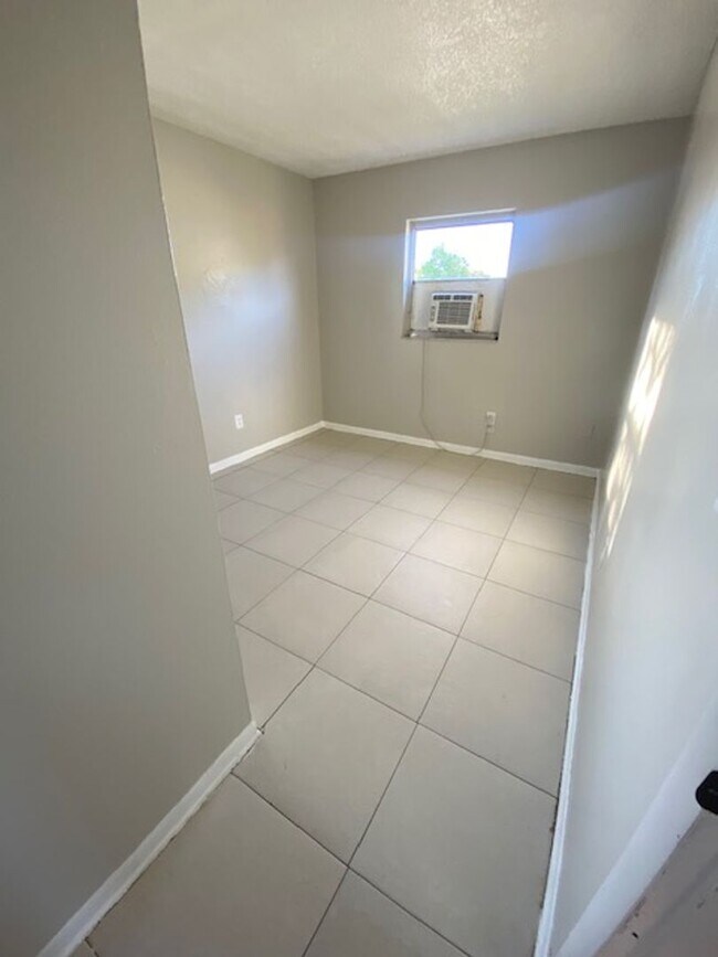 Building Photo - 3 Bed 1 Bath Home | Pet Friendly | Fenced ...