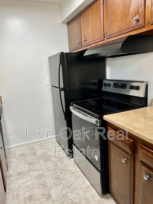 Building Photo - 1307 Cypress Ave