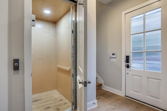 Foto del edificio - 1201 Town Creek Dr