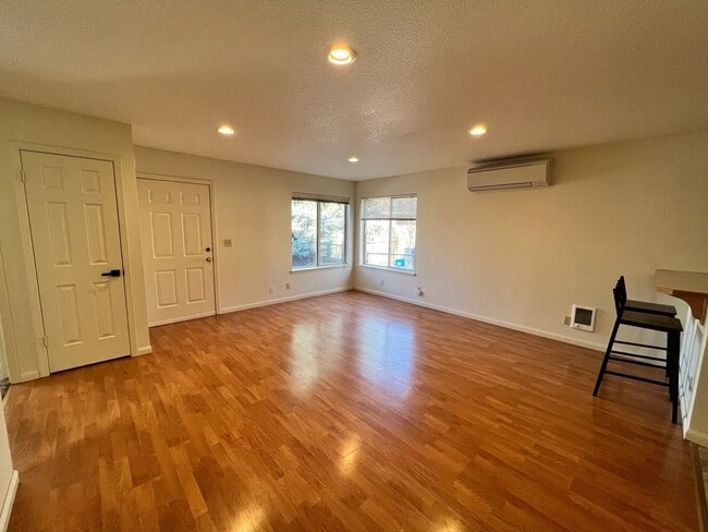 Foto del edificio - Three Bedroom House on Bend's West Side with RV Parking
