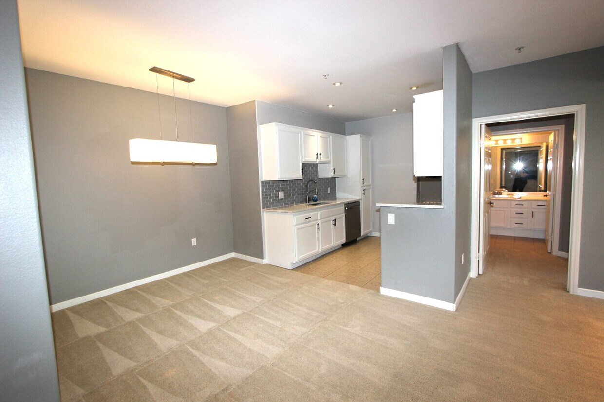 Primary Photo - Light & Bright 2 bedroom 2 bathroom condo ...