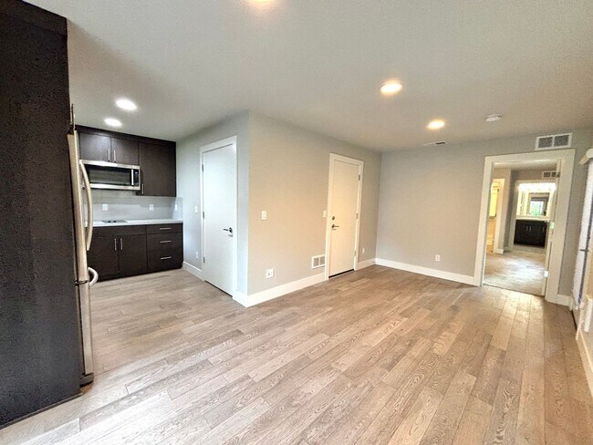 Foto del edificio - Large Updated 1 Bedroom ADU Unit in the Al...