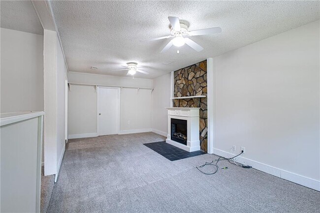 Building Photo - 1006 Hampton Ct NW
