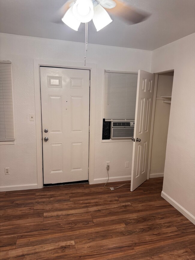 Foto del edificio - 8557 Juniper Ave
