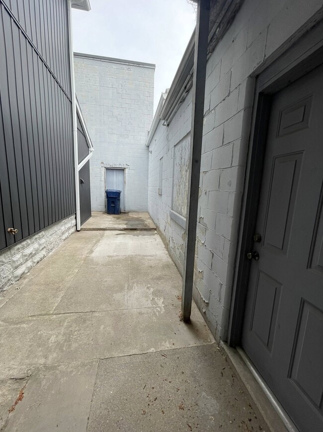 Private Patio Area - 2344 Wabash Ave