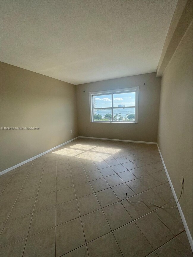 Building Photo - 400 Kings Point Dr