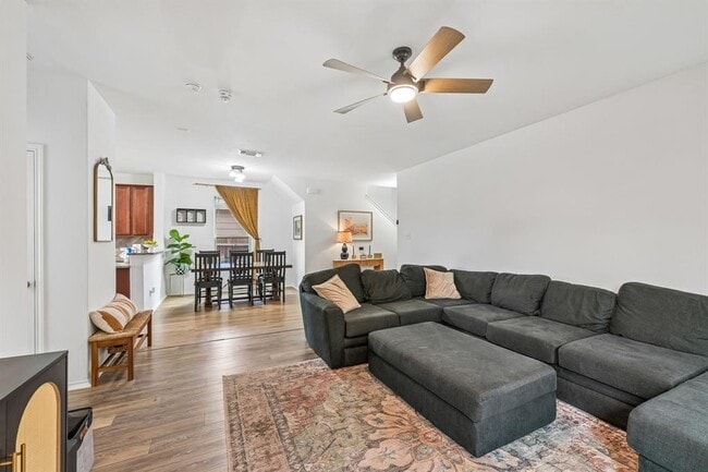 Building Photo - 216 La Dera Dr