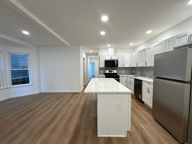 Building Photo - 27 Joyce Kilmer Ave