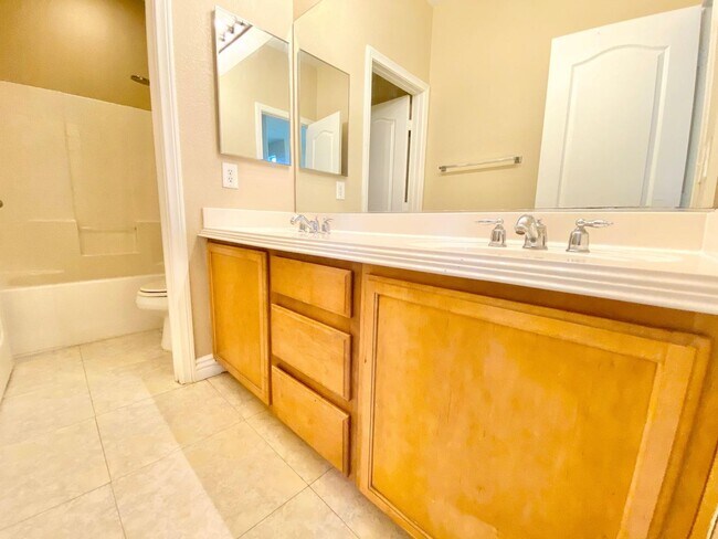 Foto del edificio - THIS SPACIOUS RESIDENCE FEATURES 4 BEDROOM...