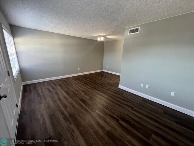 Foto del edificio - 2605 NW 135th St