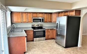 Building Photo - 3030 Hillcrest Dr