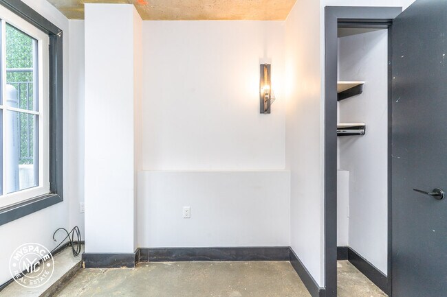 Building Photo - 639 Foster Ave