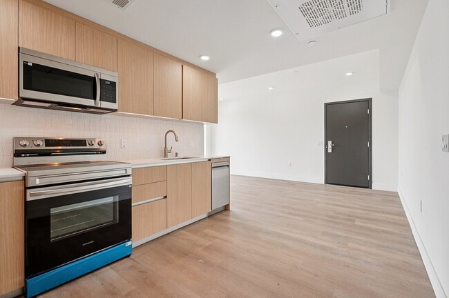 Building Photo - 7050 Hawthorn – Coliving + Traditional Units