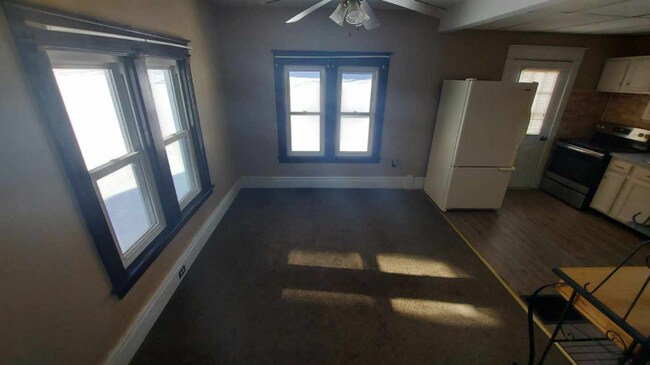 Foto del edificio - 327 Hasson Ave