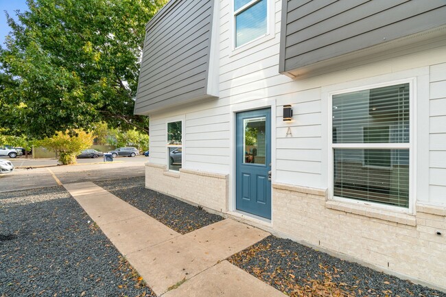 Building Photo - Hearthstone Modern - 2BD 1.5 BA Townhome -...