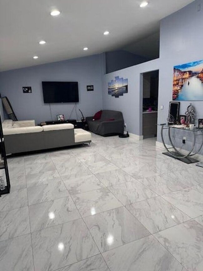 Foto del edificio - 7758 Blairwood Cir N