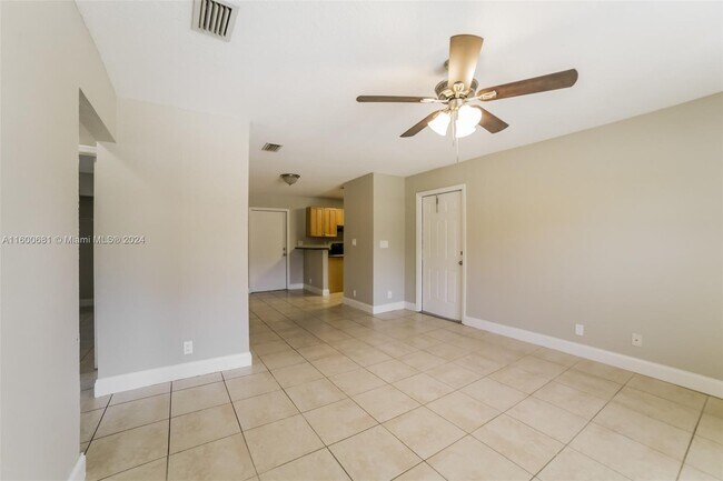 Foto del edificio - 341 NE 34th Ct