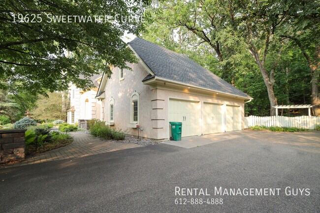 Foto del edificio - Stunning Home in Shorewood- Rare Rental!