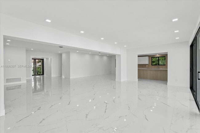 Foto del edificio - 112 E 1st Ct