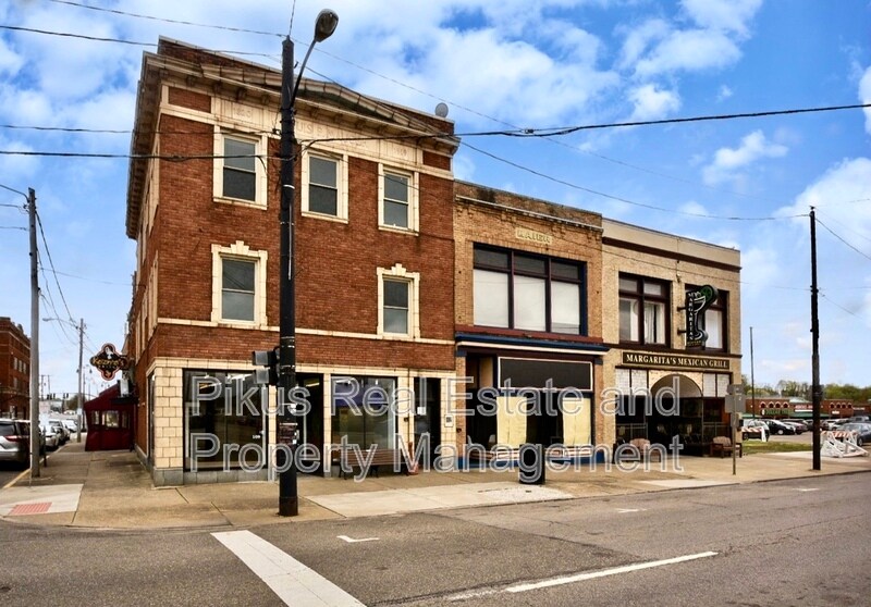 Foto principal - 111 Lincoln Way W