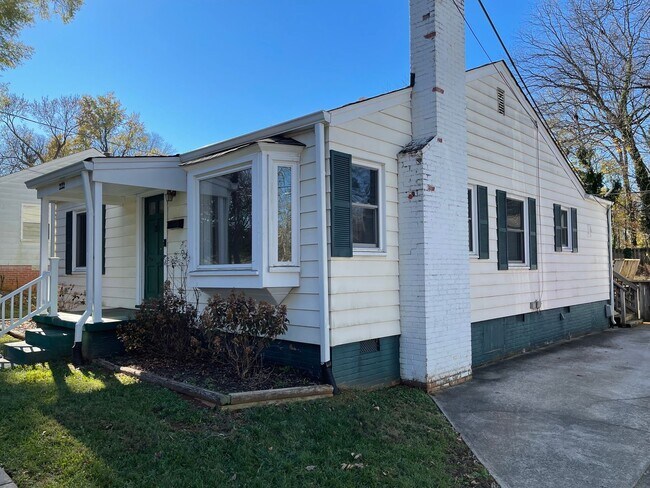 Building Photo - Spacious 2 bedroom 1 bath home with 1 car ...