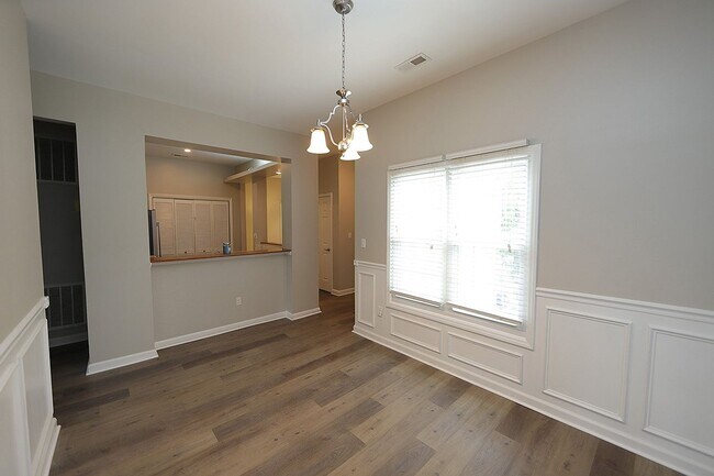 Foto del edificio - 2-Bedroom Top Floor Condo in Desirable Sun...