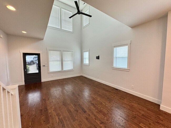 Foto del edificio - Amazing Location - 3 Bed, 2.5 Bath w/ Vaulted Ceilings and Covered Deck