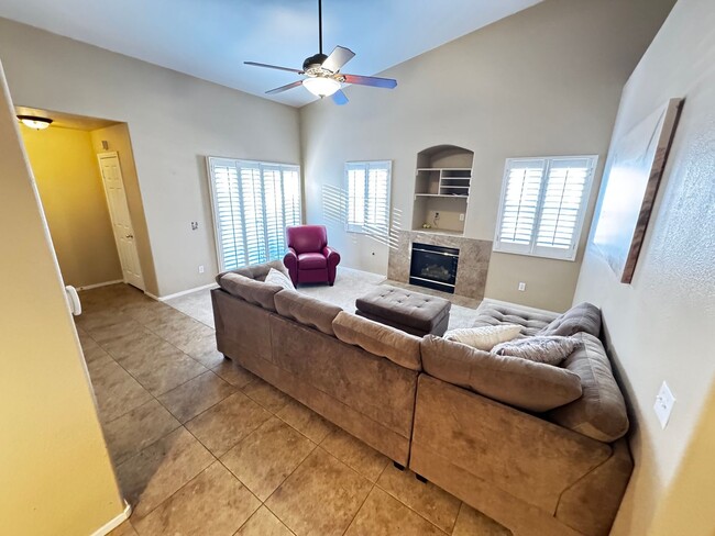 Building Photo - FURNISHED 2 Bed/2 Bath One Car Garage Upst...