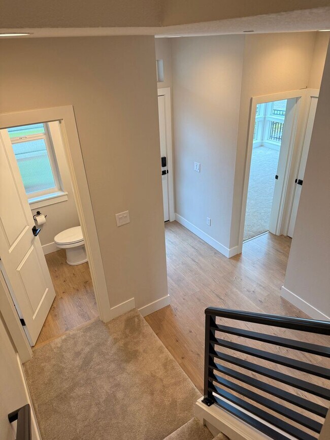 Foto del edificio - Goregous 3 Bedroom with Loft and Bonus Room! High Ceilings! Pantry! Keyless Entry! Double Oven & ...