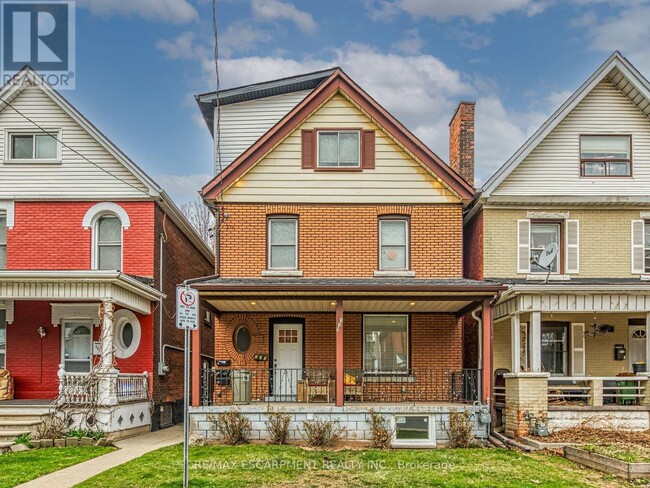 Building Photo - 333-333 Emerald St N