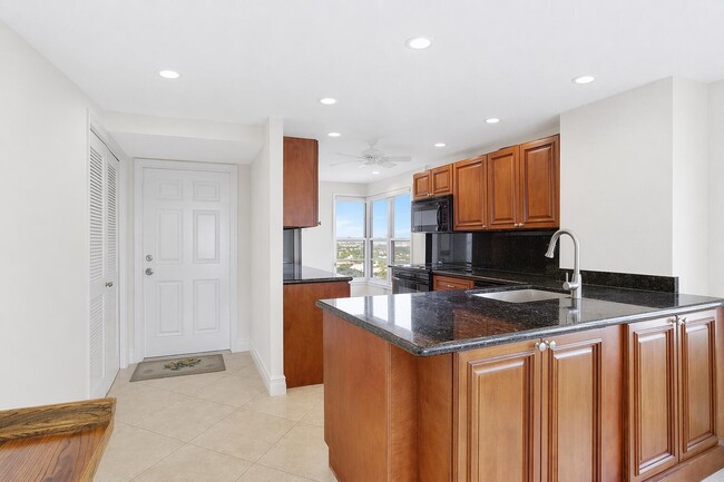 Building Photo - 1021 Hillsboro Mile